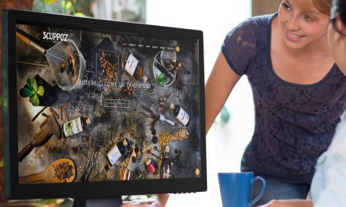 ragazze che guardano sul pc il Sito Web Scuppoz liquori a Teramo in Abruzzo