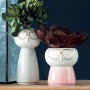 Vasi in ceramica a forma di viso con piante grasse