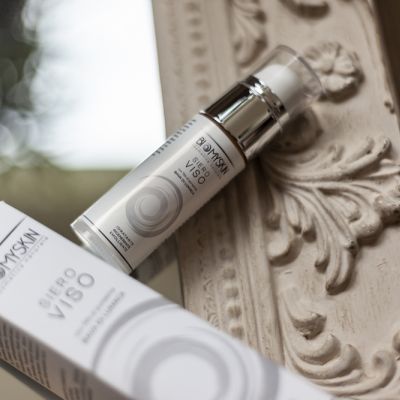 Siero viso Biomyskin appoggiato su una cornice decorata