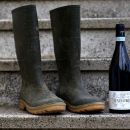 Stivali contadino con bottiglia di Cerasuolo D'Abruzzo DOC Tenuta Trium Notaresco Teramo