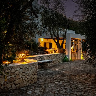 Viale illuminato che conduce all'home restaurant Shanti di sera