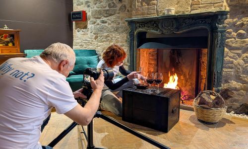 fotografi Wainet durante shooting fotografico davanti al camino acceso di Abruzzo Tower a Montorio al Vomano in provincia di Teramo