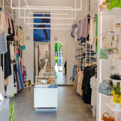Corridoio centrale del negozio con abiti e accessori esposti