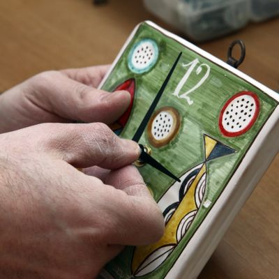 Orologio artigianale in maiolica di Castelli della collezione Terzo Cielo