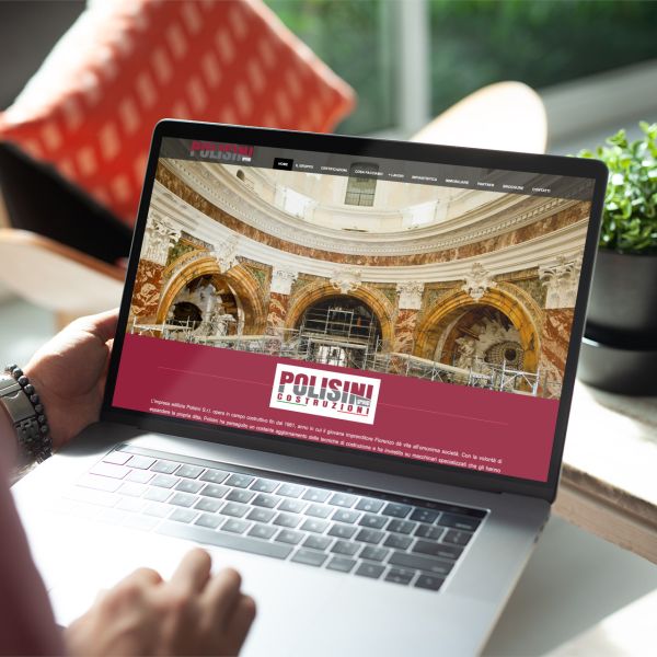ragazzo che guarda sul portatile la Home Page del Sito Web www.polisini.com di Montorio al Vomano Teramo in Abruzzo