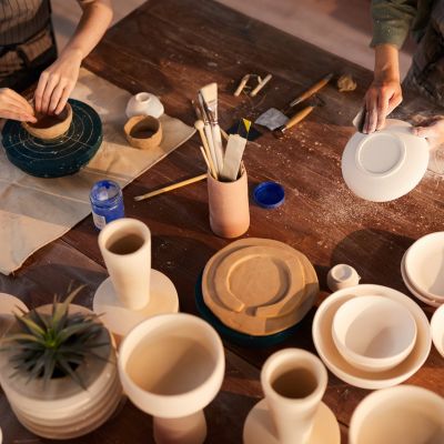 Artigiani De Fabritiis al lavoro su vasi e piatti in ceramica di Castelli