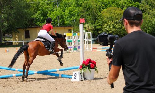 videomaker Wainet durante le riprese video di una gara di salto ostacoli per il Maneggio Team Horse Teramo realizzate da Wainet Web Agency di Teramo
