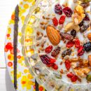 Yogurt guarnito con mandorle, semi e frutta essiccata