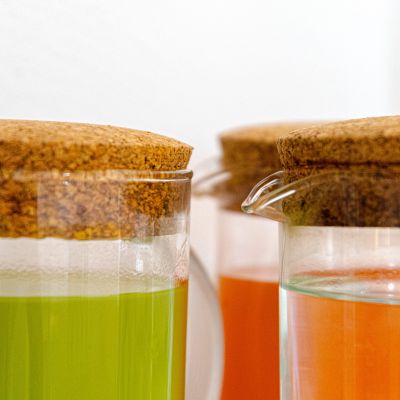 Succhi di frutta freschi nei bicchieri per la colazione