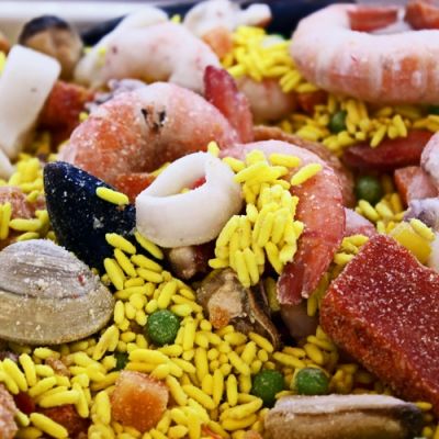 Preparato surgelato per paella con riso, pesce e verdure