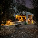 Viale illuminato che conduce all'home restaurant Shanti di sera