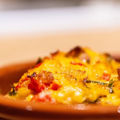 Piatto gratinato appena sfornato servito all'home restaurant Shanti