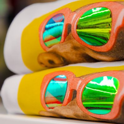 Portaocchiali colorati impilati con lenti a specchio