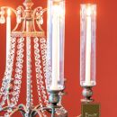 Candelieri alti in metallo argentato con candele bianche