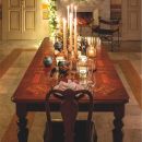 Tavolo lungo apparecchiato con candele e decorazioni