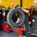 Tecnico mentre lavora su un pneumatico con lo smontagomme