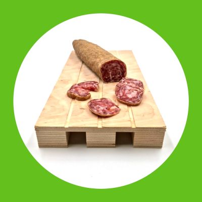 Salame artigianale abruzzese affettato su un tagliere di legno