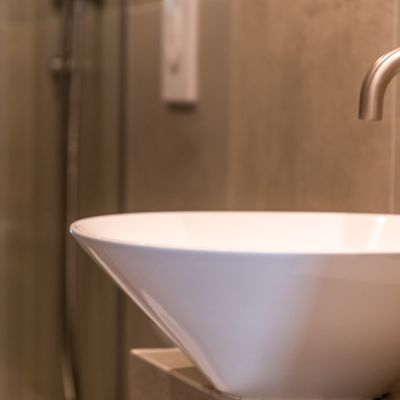 Lavabo bianco dal design moderno nel bagno dello Shanti B&B