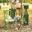 Allestimento in giardino con sedia, vasi e colonne