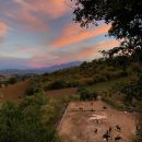 Tramonto sulle colline e sul campo del Maneggio Team Horse di Teramo