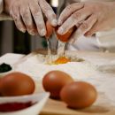 Preparazione dell'impasto arancione con farina e uova
