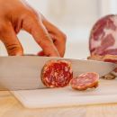 Salame affettato a mano per la colazione salata