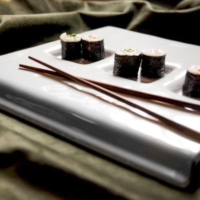 Vassoio rettangolare in vetro bianco con sushi e bacchette