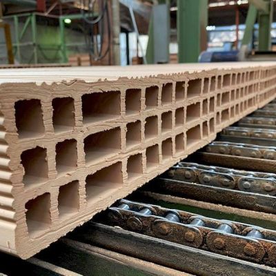 Blocco in laterizio forato SIAI sulla rulliera di produzione