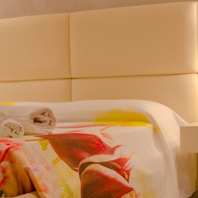 Letto matrimoniale con asciugamani piegati nella suite Tulipano