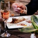 Coppia con calici di vino durante la cena al Ristorante La Tacchinella