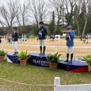 Vincitori riuniti sul podio al termine di una gara equestre