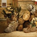 Composizione rustica con gomitoli, cestini e materiali naturali