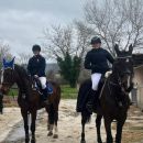 Due amazzoni del Team Horse a cavallo davanti alle scuderie di Teramo