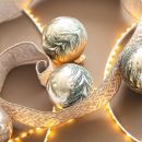 Sfere decorative dorate avvolte da una catena luminosa