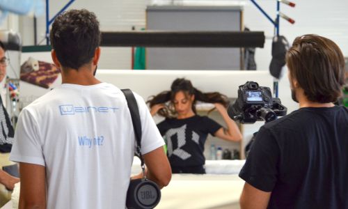 videomaker Wainet durante le riprese ai dipendenti a lavoro dell'azienda Gruppo Rodi di Mosciano Sant'Angelo Teramo in Abruzzo