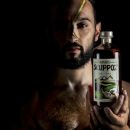 Shooting fotografico professionale ragazzo con bottiglia liquore amaro Scuppoz