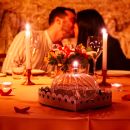 Coppia si bacia durante una cena romantica nella neviera della Tacchinella a Canzano