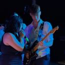 Cantante e chitarrista si esibiscono insieme durante il concerto