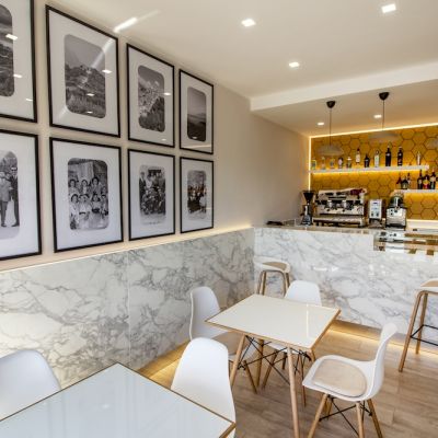 Vista della sala del ristorante Furno con bancone illuminato