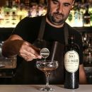 Bartender che prepara cocktail con liquore Vermood Scuppoz su Instagram a Teramo in Abruzzo