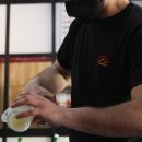 Dipendente Gran Sasso Gomme mentre versa birra in un boccale
