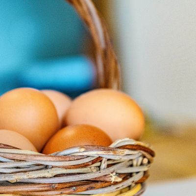 Uova fresche raccolte in un cestino per la colazione