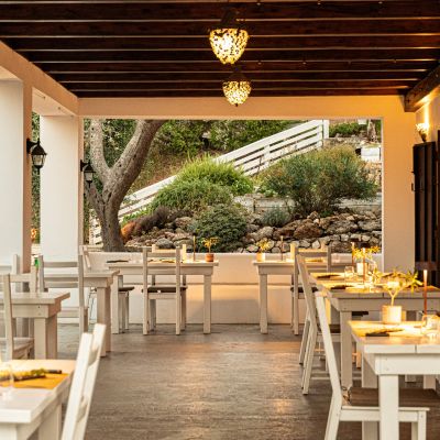 Veranda apparecchiata per la cena all'home restaurant dello Shanti B&B