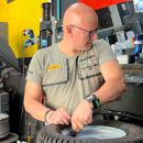 Tecnico durante l'equilibratura di un pneumatico in officina