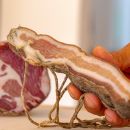 Salumi artigianali presentati durante la preparazione della colazione