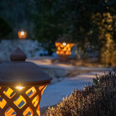 Lanterna accesa lungo il giardino dell'home restaurant Shanti