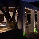 Portico dell'home restaurant Shanti illuminato durante la cena