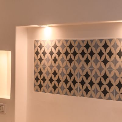 Testiera decorata e illuminata del letto nella camera Celeste