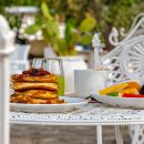 Pancake con frutta fresca serviti a colazione allo Shanti B&B