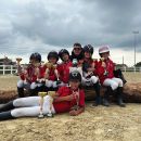 Gruppo di allievi Team Horse seduto dopo una competizione